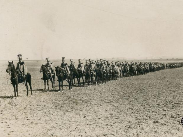 3 szwadron 1 Dywizjonu Kawalerii Legionów Polskich stoi w kolumnie marszowej podczas przeglądu. Na czele rtm. Władysław Prażmowski ps. „Belina”. Rejon walk nad Nidą. Wiosna, 1915 r. Przemarsz legionistów z I Brygady Legionów Polskich przez Raśną. Lato, 1915 r. Źródło: CAW