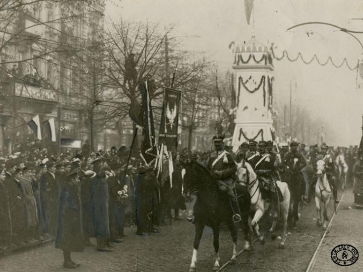 Wkroczenie oddziałów legionowych do Warszawy. Wojska przejeżdżają przez bramę triumfalną w Alejach Jerozolimskich. Na czele konno ppłk Witold Rylski ps. „Ścibor”. 1.12.1916 r. Źródło: CAW