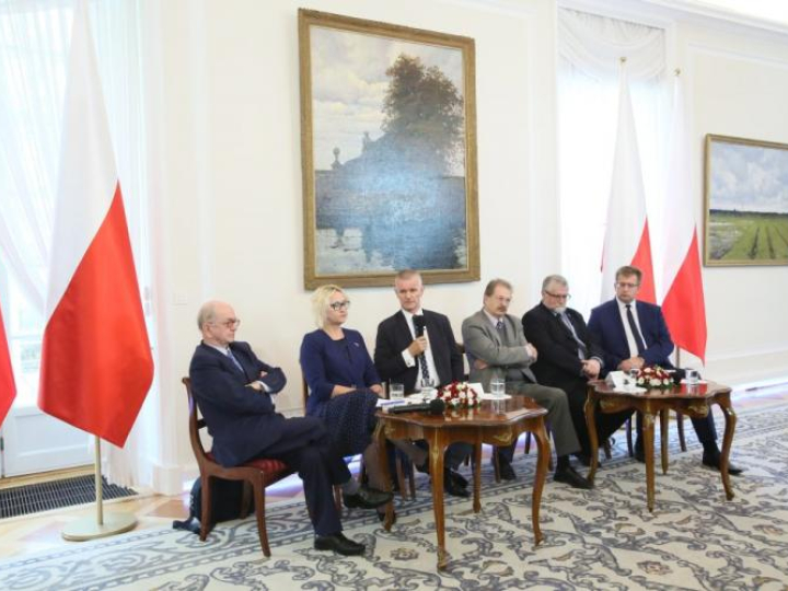 Prof. Włodzimierz Suleja (L), dr hab. Urszula Oettingen (2L), prof. Janusz Cisek (3L), prof. Grzegorz Nowik (3P), prof. Michał Klimecki (2P) oraz prof. Mariusz Wołos (P) podczas debaty historyków ,,Przede wszystkim legiony... Czyn zbrojny 1914-1918” w Belwederze. Fot. PAP/L. Szymański 