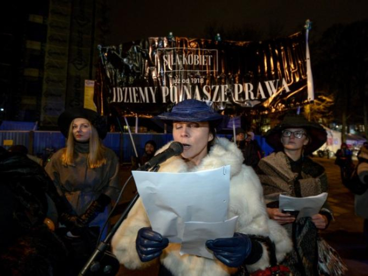 Happening przed Sejmem związany z 99. rocznicą uzyskania przez Polki praw wyborczych. Fot. PAP/M. Obara