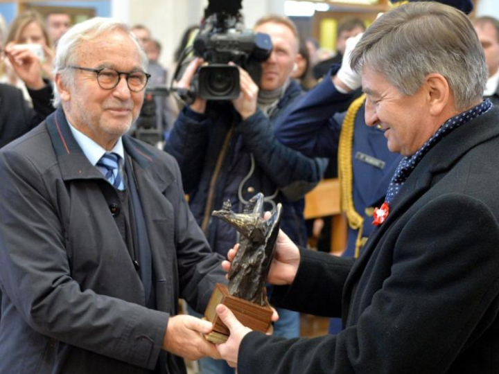 Marszałek Sejmu Marek Kuchciński (P) wręcza fotografowi Adamowi Bujakowi statuetkę „Bogu i Ojczyźnie” podczas mszy świętej w konkatedrze w Lubaczowie. Fot. PAP/D. Delmanowicz