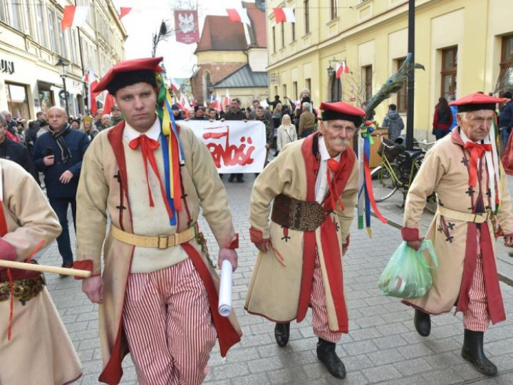 Patriotyczny Pochód przeszedł z Wawelu na Rynek Główny w Krakowie. 11.11.2017. Fot. PAP/J. Bednarczyk