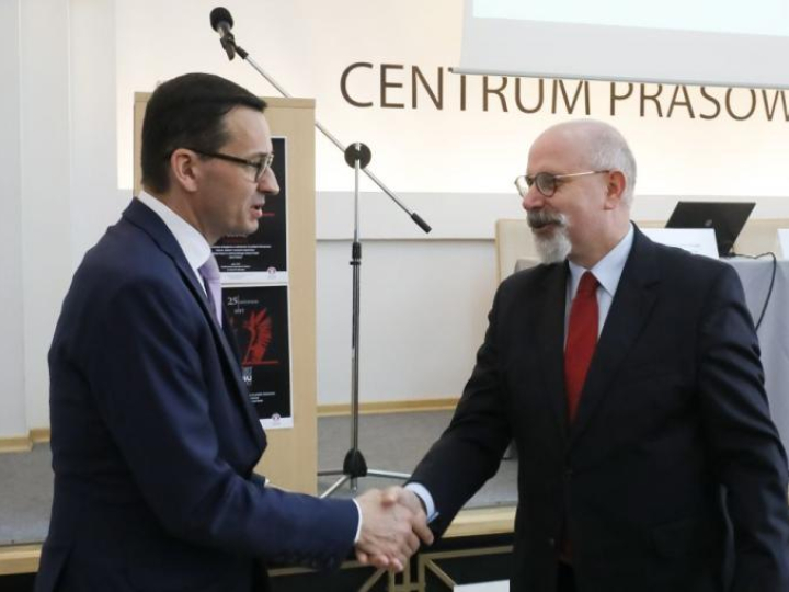 Wicepremier, minister rozwoju i finansów Mateusz Morawiecki i wiceprezes Polskiej Fundacji Narodowej Maciej Świrski podczas konferencji Reduty Dobrego Imienia „Support Poland! Wspieraj Polskę!”. Fot. PAP/P. Supernak