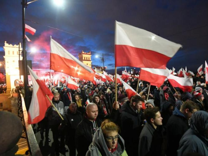 Uczestnicy Marszu Niepodległości 2017 na ulicach Warszawy. 11.11.2017. Fot. PAP/B. Zborowski
