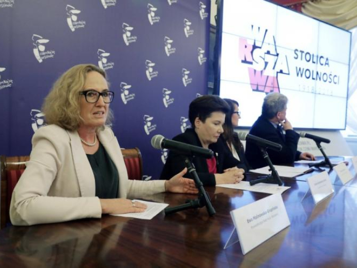 Przewodnicząca Rady Warszawy Ewa Malinowska-Grupińska (L), prezydent stolicy Hanna Gronkiewicz-Waltz (2L),  wiceprezydent Warszawy Renata Kaznowska (2P) oraz dyrektor Domu Spotkań z Historią Piotr Jakubowski (P) podczas konferencji prasowej nt. obchodów 100-lecia niepodległości w Warszawie. Fot. PAP/T. Gzell