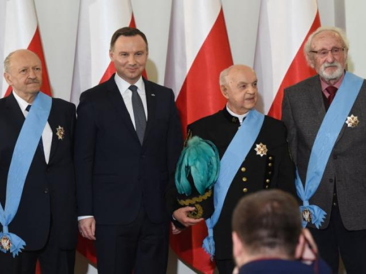 Prezydent Andrzej Duda i odznaczeni Orderem Orła Białego: ks. Bernard Czernecki (2P), aktor Franciszek Pieczka i rzeźbiarz Andrzej Pityński (L). Warszawa, 11.11.2017. Fot. PAP/R. Pietruszka