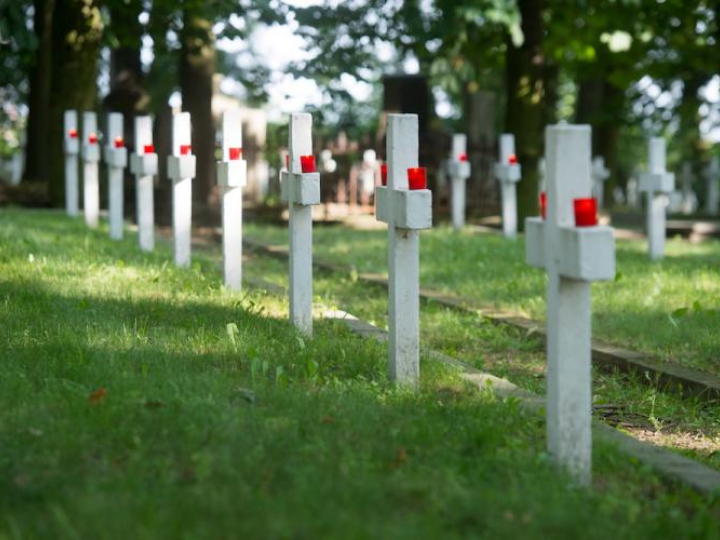 Cmentarzu Garnizonowym w Płocku przy ul. Norbertańskiej. Fot. PAP/ G. Michałowski