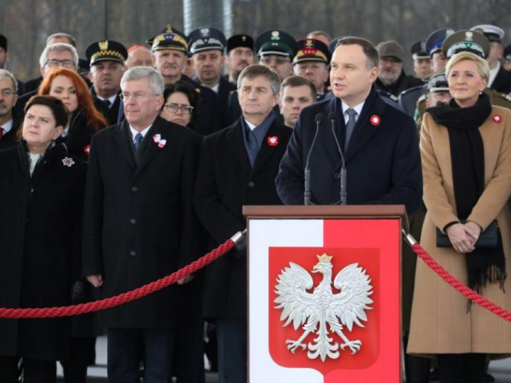 Prezydent Andrzej Duda podczas uroczystej odprawy wart przed Grobem Nieznanego Żołnierza w Warszawie w Święto Niepodległości. 11.11.2017. Fot. PAP/P. Supernak