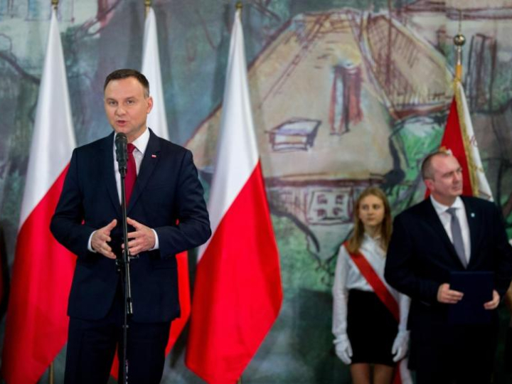 Prezydent Andrzej Duda przemawia podczas spotkania z mieszkańcami Krapkowic. Fot. PAP/A. Grygiel