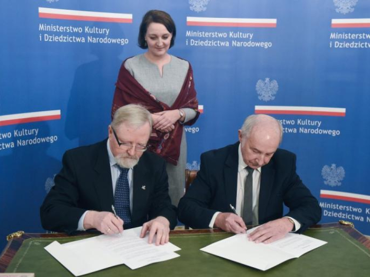 Darczyńca dr inż. Krzysztof Grabowiecki (L), wiceminister kultury i dziedzictwa narodowego Magdalena Gawin i dyrektor Archiwum Akt Nowych dr Tadeusz Krawczak podczas przekazania dokumentów dot. działalności petersburskiego Koła Towarzystwa Opieki nad Zabytkami Przeszłości w Warszawie z okresu 1916-21 do AAN w siedzibie MKiDN w Warszawie. Fot. PAP/R. Pietruszka