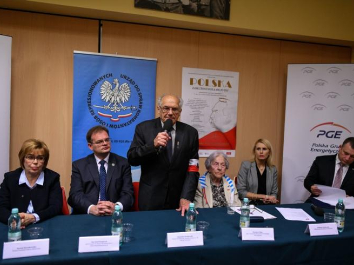 Szef Urzędu do Spraw Kombatantów i Osób Represjonowanych Jan Józef Kasprzyk (2L), prezes Fundacji Cultura Memoriae Hanna Nowakowska (L), kierownik Działu Promocji Filharmonii Narodowej w Warszawie Grażyna Paszkowska (2P), prezes PGE - Polska Grupa Energetyczna Henryk Baranowski (P), prezes Światowego Związku Żołnierzy AK Okręg Warszawa Stanisław Krakowski (3L) i była więźniarka obozu koncentracyjnego Ravensbrueck Krystyna Zając (3P). Fot. PAP/M. Obara