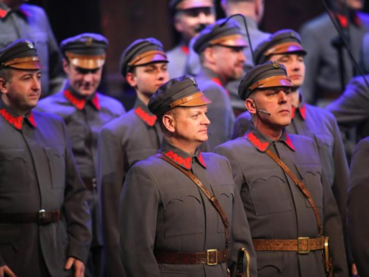 Aktorzy podczas koncertu z okazji 150. rocznicy urodzin marszałka Józefa Piłsudskiego pt. „Nienapisany pamiętnik” w Teatrze Muzycznym w Łodzi. Fot. PAP/G. Michałowski