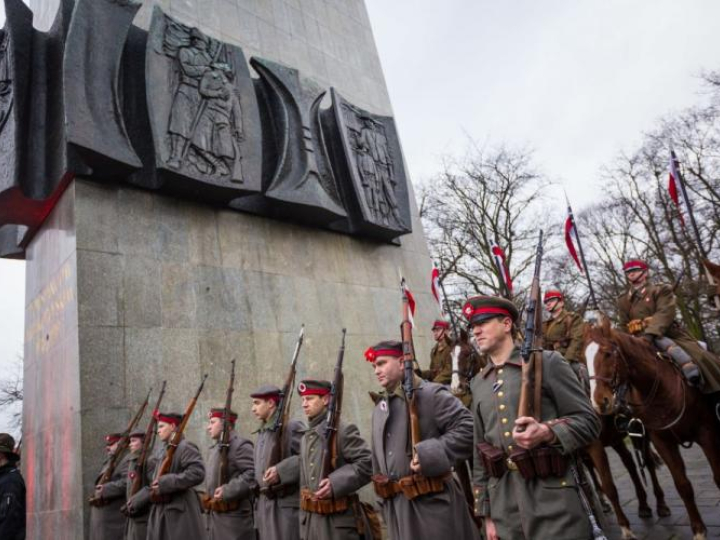 Uroczystości przed pomnikiem Powstańców Wielkopolskich w Poznaniu w 98. rocznicę wybuchu Powstania Wielkopolskiego. 27.12.2016. Fot. PAP/M. Zakrzewski 