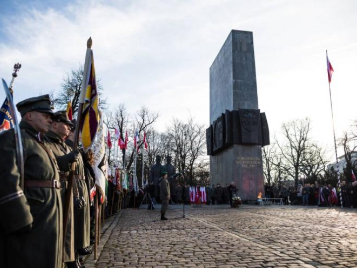 Uroczystości przed pomnikiem Powstańców Wielkopolskich w Poznaniu. Fot. PAP/M. Zakrzewski