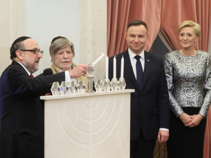 Prezydent Andrzej Duda (2P) z małżonką Agatą Kornhauser-Dudą (P), naczelny rabin Polski Michael Schudrich (L) i były ambasador Izraela w Polsce Szewach Weiss (2L) podczas uroczystości zapalenia świec chanukowych w Pałacu Prezydenckim w Warszawie. Fot. PAP/P. Supernak