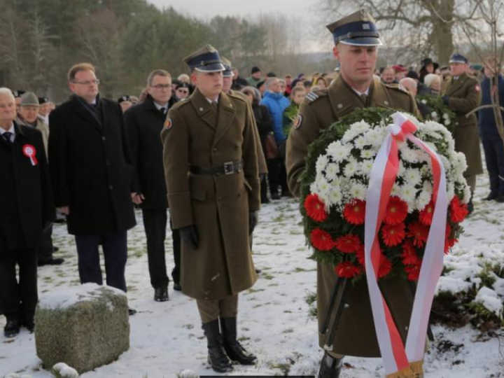 Szef Urzędu do Spraw Kombatantów i Osób Represjonowanych Jan Józef Kasprzyk i sędzia Bogusław Nizieński składają wieniec w miejscu, gdzie w 1867 roku, w nieistniejącym dziś dworze Zułów urodził się Józef Piłsudski. Fot. PAP/T. Waszczuk