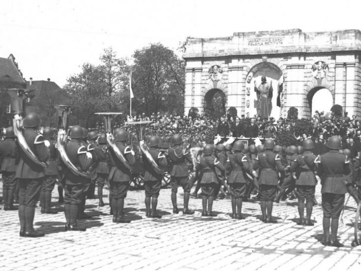 Święto Narodowe Trzeciego Maja – uroczystości w Poznaniu; w głębi pomnik Chrystusa Króla (pomnik Wdzięczności). 1937 r. Źródło: NAC