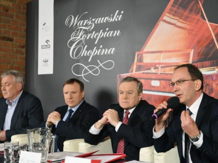 Dyrektor Teatru Wielkiego Opery Narodowej Waldemar Dąbrowski (L), prezes TVP Jacek Kurski (2L), wicepremier minister kultury Piotr Gliński (2P), dyrektor NIFC Artur Szklener (P) podczas konferencji prasowej nt. koncertu "Warszawski fortepian Chopina". Fot. PAP/R. Pietruszka