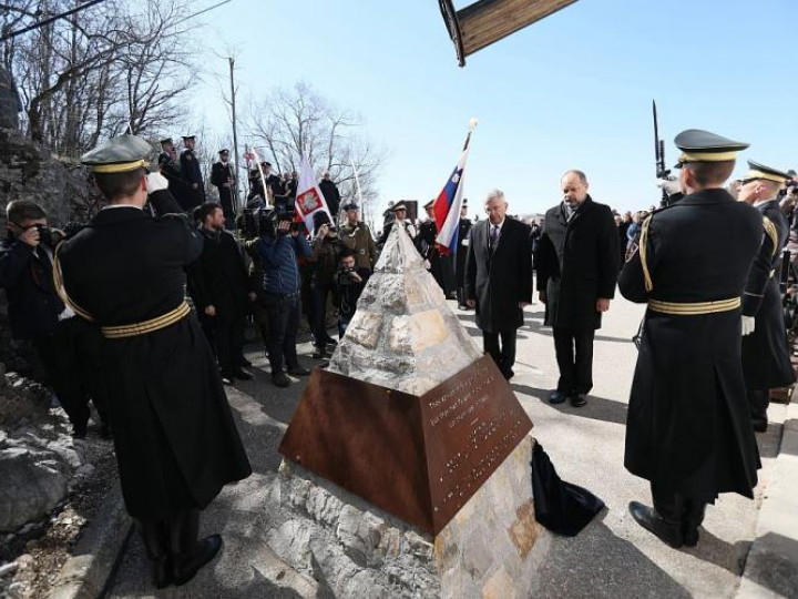 Marszałek Senatu Stanisław Karczewski (C-L) i przewodniczący Rady Państwowej Republiki Słowenii Alojz Kovsca (C-P) podczas uroczystości odsłonięcia obelisku na wzgórzu Sabotin upamiętniającego Polaków, żołnierzy armii austriacko-węgierskiej oraz niemieckiej, walczących i poległych na froncie nad Soczą w latach 1915-1917 w Nowej Goricy. Fot. PAP/L. Szymański