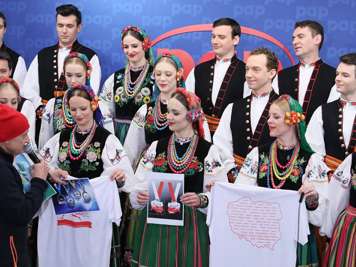 Dziennikarz PAP Janusz Kalinowski (L) podczas występu Państwowego Zespołu Ludowego Pieśni i Tańca "Mazowsze" im. T. Sygietyńskiego w trakcie konferencji prasowej nt. projektów na 100-lecie odzyskania przez Polskę niepodległości. Fot. PAP/L. Szymański