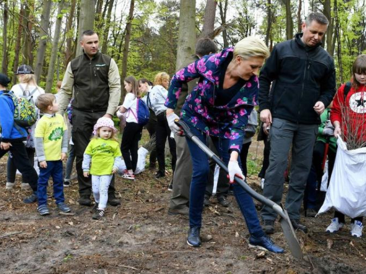 Żona prezydenta RP Agata Kornhauser-Duda (C) podczas sadzenia drzewek w lesie na terenie Nadleśnictwa Radom. Fot. PAP/P. Polak