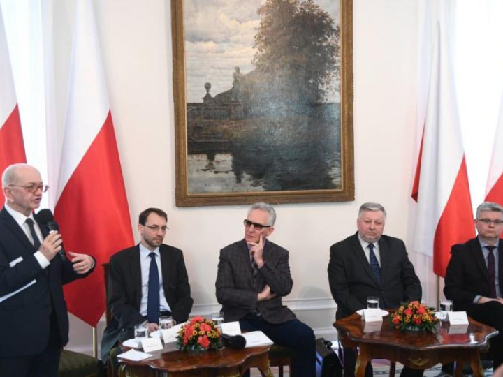 Od lewej: profesor Włodzimierz Suleja, dr hab. Janusz Mierzwa, profesor Andrzej Chwalba, dr hab. Waldemar Kozyra, dr hab. Robert Litwiński podczas debaty historyków "Wznoszenie zrębów państwa". Fot. PAP/J. Turczyk