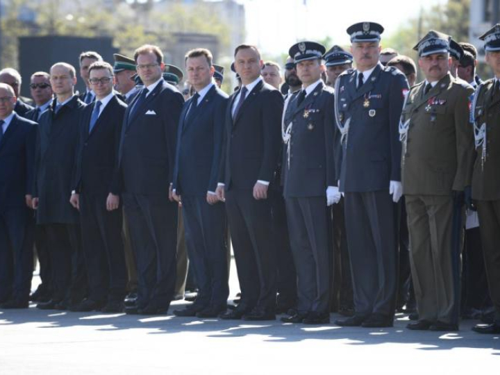 Prezydent Andrzej Duda, minister obrony narodowej Mariusz Błaszczak i szef Urzędu ds. Kombatantów i Osób Represjonowanych Jan Józef Kasprzyk podczas uroczystości święta Dowództwa Garnizonu Warszawa. Fot. PAP/J. Turczyk