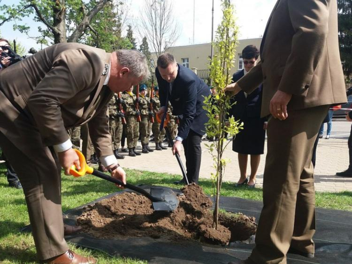 Uroczystość posadzenia „Dębu Niepodległości” przy gmachu Urzędu Wojewódzkiego w Lublinie. Źródło: Lubelski Urząd Wojewódzki