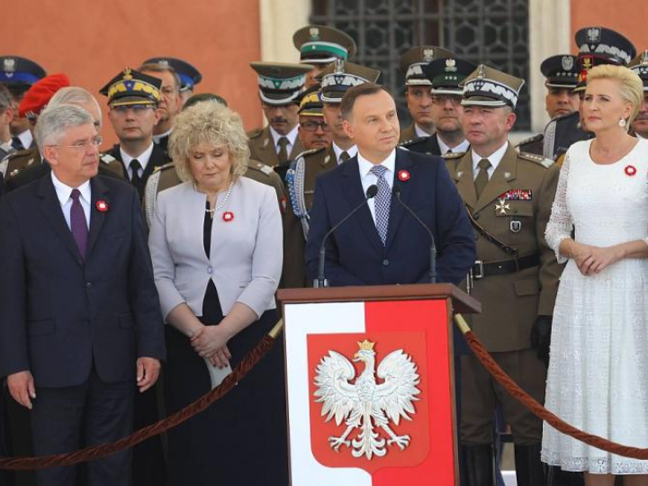 Prezydent Andrzej Duda (C) z żoną Agatą Kornhauser-Dudą (P) oraz marszałek Senatu Stanisław Karczewski (L), wicemarszałek Senatu Maria Koc (2L) i szef Sztabu Generalnego Wojska Polskiego gen. Leszek Surawski (2P) podczas uroczystości na pl. Zamkowym z okazji Święta Konstytucji 3 Maja. Fot. PAP/R. Guz