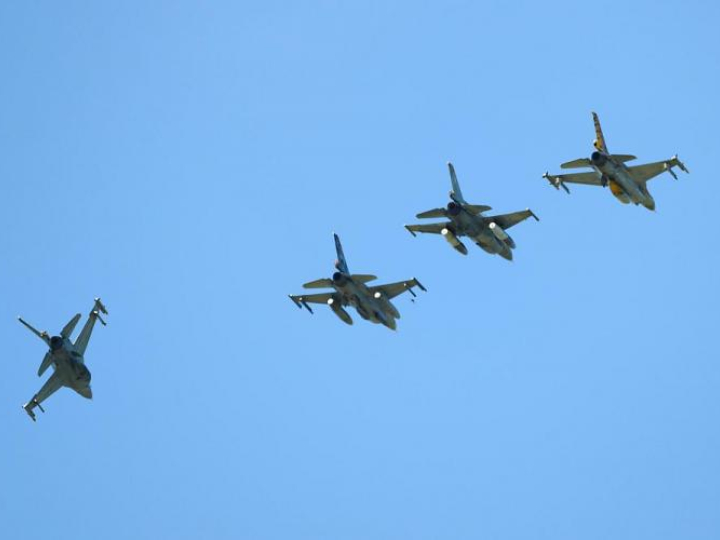 Myśliwce F-16 podczas międzynarodowych pokazów lotniczych Poznań Air Show 2018 na lotnisku im. Henryka Wieniawskiego w Poznaniu. Fot. PAP/J. Kaczmarczyk