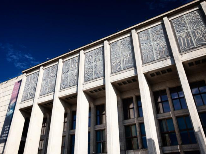 Gmach Główny Muzeum. Źródło: MNK