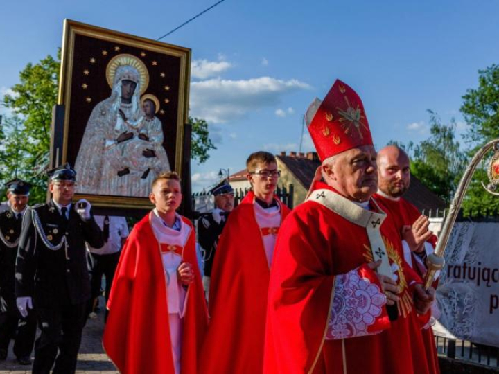 Kard. Kazimierz Nycz podczas uroczystości koronacji Cudownego Obrazu Matki Bożej Szkaplerznej. Fot. PAP/A. Guz