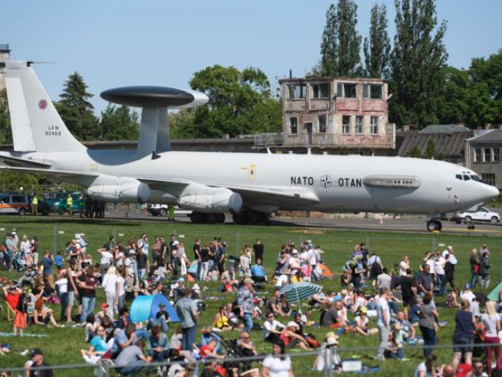 Boeing E-3 Sentry systemu AWACS i widzowie podczas międzynarodowych pokazów lotniczych Poznań Airshow 2018. Fot. PAP/J. Kaczmarczyk