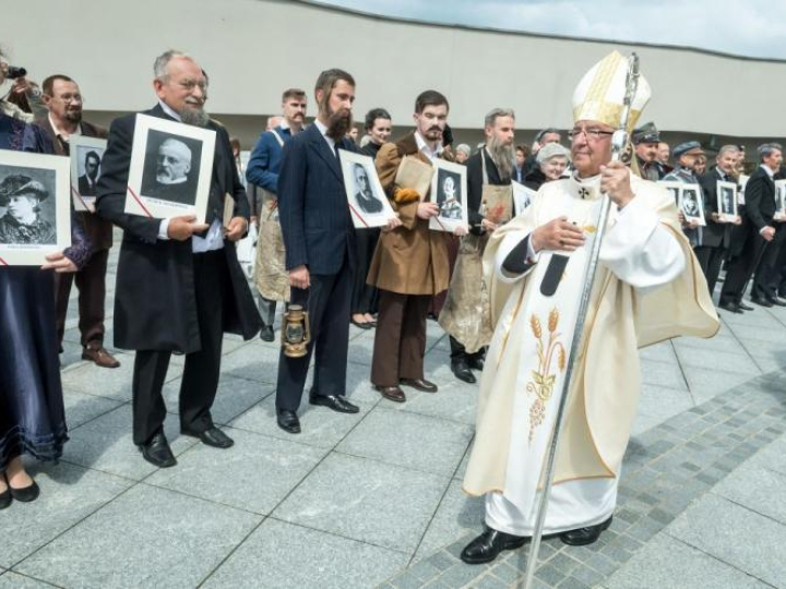 Metropolita gdański abp Sławoj Leszek Głódź w procesji niepodległości w ramach obchodów rocznicy urodzin św. Jana Pawła II i drugiej rocznicy konsekracji Sanktuarium NMP Gwiazdy Nowej Ewangelizacji i św. Jana Pawła II w Toruniu. Fot. PAP/T. Żmijewski