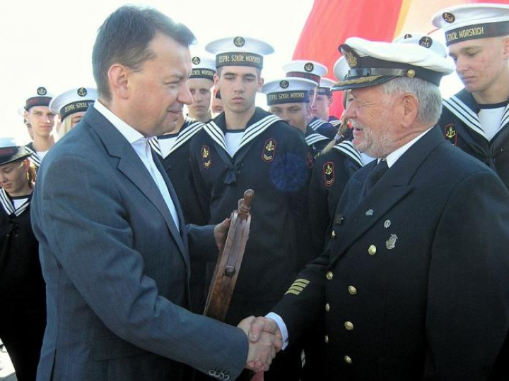 Minister obrony narodowej Mariusz Błaszczak (L) i komendant żaglowca Dar Młodzieży kapitan Ireneusz Lewandowski (P) podczas spotkania z uczestnikami Rejsu Niepodległości w Tallinnie. Fot. PAP/J. Borowski