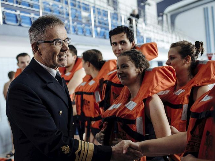 Rektor Akademii Morskiej w Gdyni prof. Janusz Zarębski (L) podczas spotkania z uczestnikami Rejsu Niepodległości Darem Młodzieży na basenie wydziału nawigacji Akademii Morskiej w Gdyni. 19.05.2018. Fot. PAP/J. Dzban