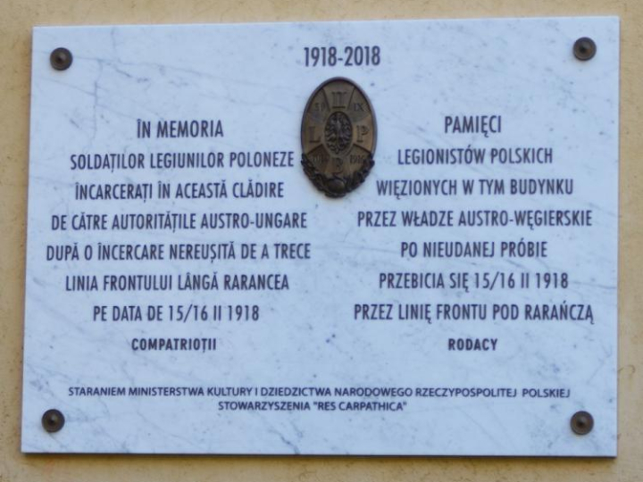 Kamienna tablica z emblematem II Brygady Legionów Polskich oraz tekstem w języku rumuńskim i polskim, upamiętniającym bitwę pod Rarańczą i legionistów polskich uwięzionych w Syhocie Marmaroskim. Źródło: Narodowy Instytut Polskiego Dziedzictwa Kulturowego za Granicą