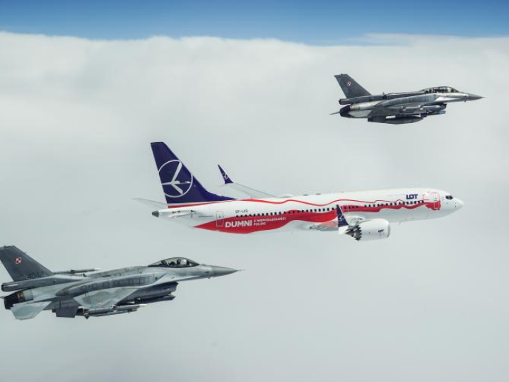 Drugi samolot PLL LOT pomalowany w biało-czerwone barwy - Boeing 737 MAX 8 eskortowany przez samoloty F-16 z 31. Bazy Lotnictwa Taktycznego w Krzesinach. Źródło: Biuro Prasowe PLL LOT