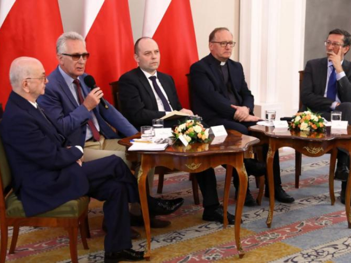 Historycy Włodzimierz Suleja, Andrzej Chwalba, Paweł Skibiński, ks. Józef Wołczański, senator Jan Żaryn podczas debaty "Wkład Kościoła w odbudowę Niepodległej". Fot. PAP/R. Guz