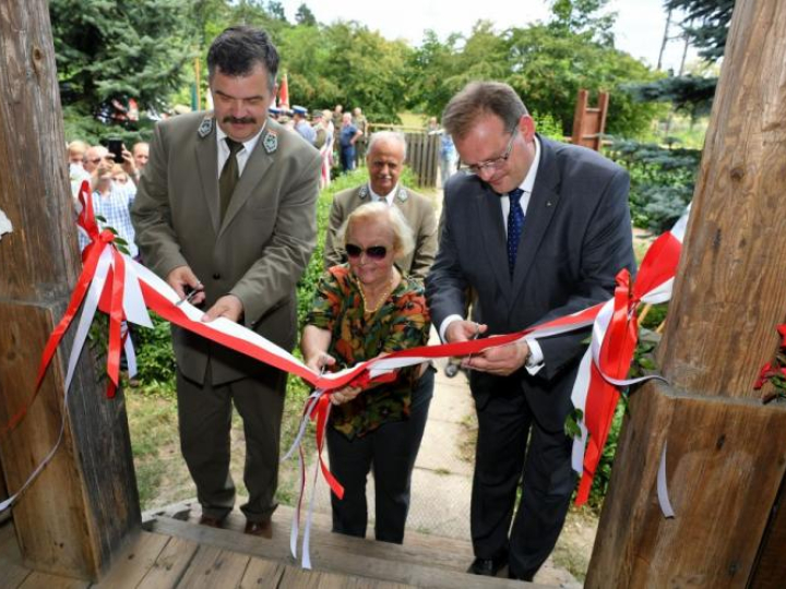 Szef Urzędu do Spraw Kombatantów i Osób Represjonowanych Jan Józef Kasprzyk (P), córka Antoniego Hedy, Teresa Heda-Snopkiewicz (C) i dyrektor Regionalnej Dyrekcji Lasów Państwowych w Radomiu Andrzej Matysiak (L) podczas otwarcia Izby Pamięci im. gen. Antoniego Hedy "Szarego". Fot. PAP/P. Polak