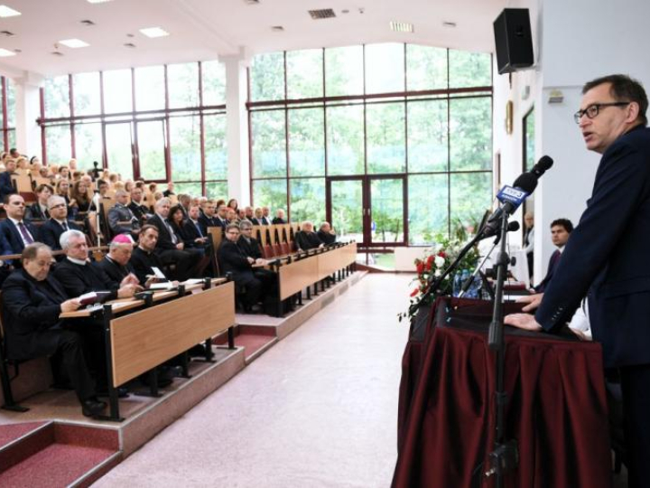 Prezes IPN dr Jarosław Szarek podczas konferencji pt. "Świadkowie Historii: abp Ignacy Tokarczuk, bp Edward Frankowski". Fot. PAP/D. Delmanowicz