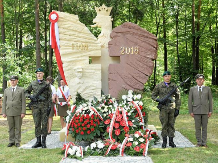 Odsłonięcie Pomnika Leśników Pomordowanych i Poległych za Wolną Polskę w Janowie Lubelskim. Fot. PAP/W. Pacewicz