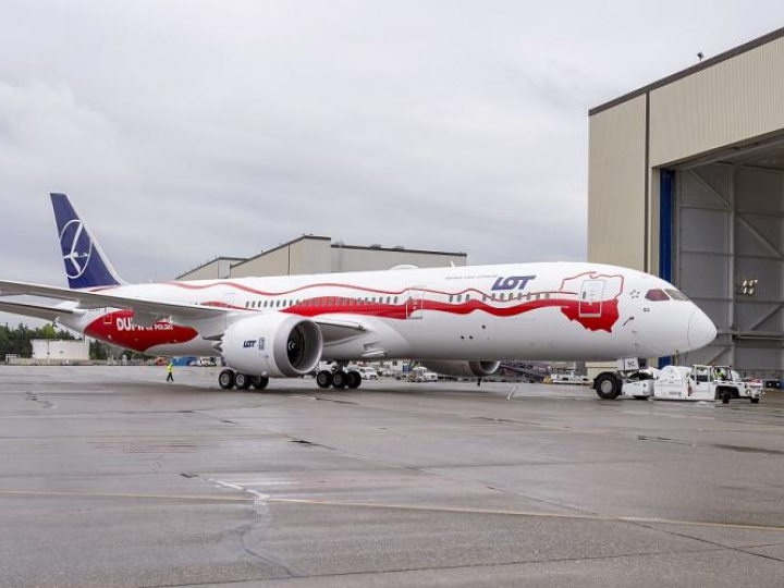 Biało-czerwony Dreamliner przed hangarem w Everett. Źródło: Biuro Prasowe PLL LOT