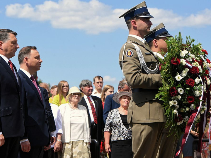 Prezydent RP Andrzej Duda (2L) oraz prezydent Łotwy Raimonds Vejonis (L) podczas ceremonii upamiętnienia żołnierzy Wojska Polskiego poległych na Łotwie w latach 1919-1920 w Dyneburgu na Łotwie. Fot. PAP/R. Pietruszka