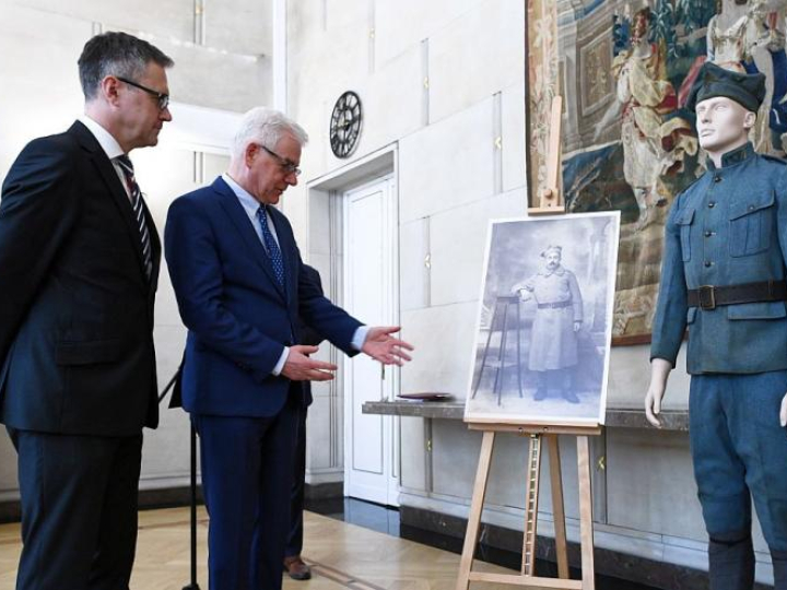 Minister spraw zagranicznych Jacek Czaputowicz (2L) i zastępca dyrektora muzeum Robert Supeł (L) podczas uroczystości przekazania pozyskanych przez MSZ pamiątek po kapralu Bronisławie Gozdowskim do Muzeum Józefa Piłsudskiego w Sulejówku. Fot. PAP/J. Turczyk