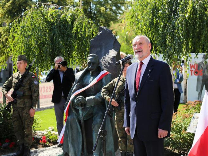 Poseł PiS Antoni Macierewicz podczas odsłonięcia pomnika Marszałka Józefa Piłsudskiego w Ostrowie Wielkopolskim. Fot. PAP/T. Wojtasik