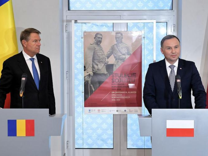 Prezydent Polski Andrzej Duda (P) i prezydent Rumunii Klaus Iohannis podczas otwarcia wystawy poświęconej 100-leciu polsko-rumuńskich relacji w Krajowej Izbie Gospodarczej. Fot. PAP/M. Obara