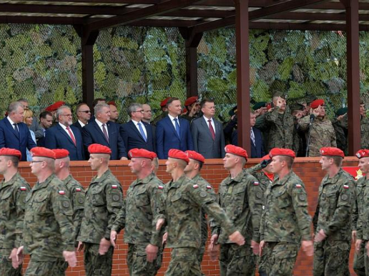 Prezydent Andrzej Duda (6L), szef Biura Bezpieczeństwa Narodowego Paweł Soloch (5L), minister obrony narodowej Mariusz Błaszczak (7L), poseł PiS Michał Jach (8L) podczas święta Żandarmerii Wojskowej w kompleksie koszarowym ŻW w Mińsku Mazowieckim. Fot. PAP/P. Piątkowski