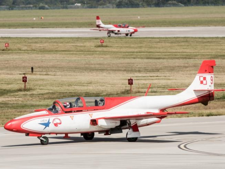 Dęblin, 11.08.2017 r. Samoloty PZL TS-11 Iskra podczas ćwiczeń w 41. Bazie Lotnictwa Szkolnego w Dęblinie. Piloci przygotowują się do defilady lotniczej. Fot. PAP/T. Koryszko