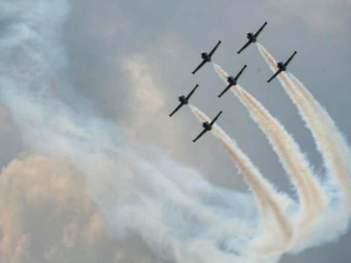 Radom, 27.08.2017. Pokaz zespołu akrobacyjnego Baltic Bees z Łotwy podczas drugiego dnia Międzynarodowych Pokazów Lotniczych Air Show w Radomiu. Fot. PAP/J. Turczyk